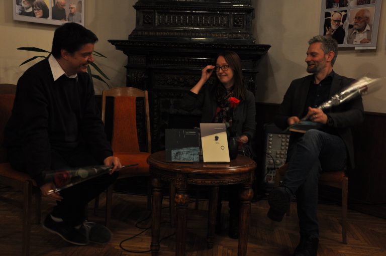 Rašytojų klube vyko susitikimas su poetais Ieva Rudžianskaite ir Tomu Vyšniausku