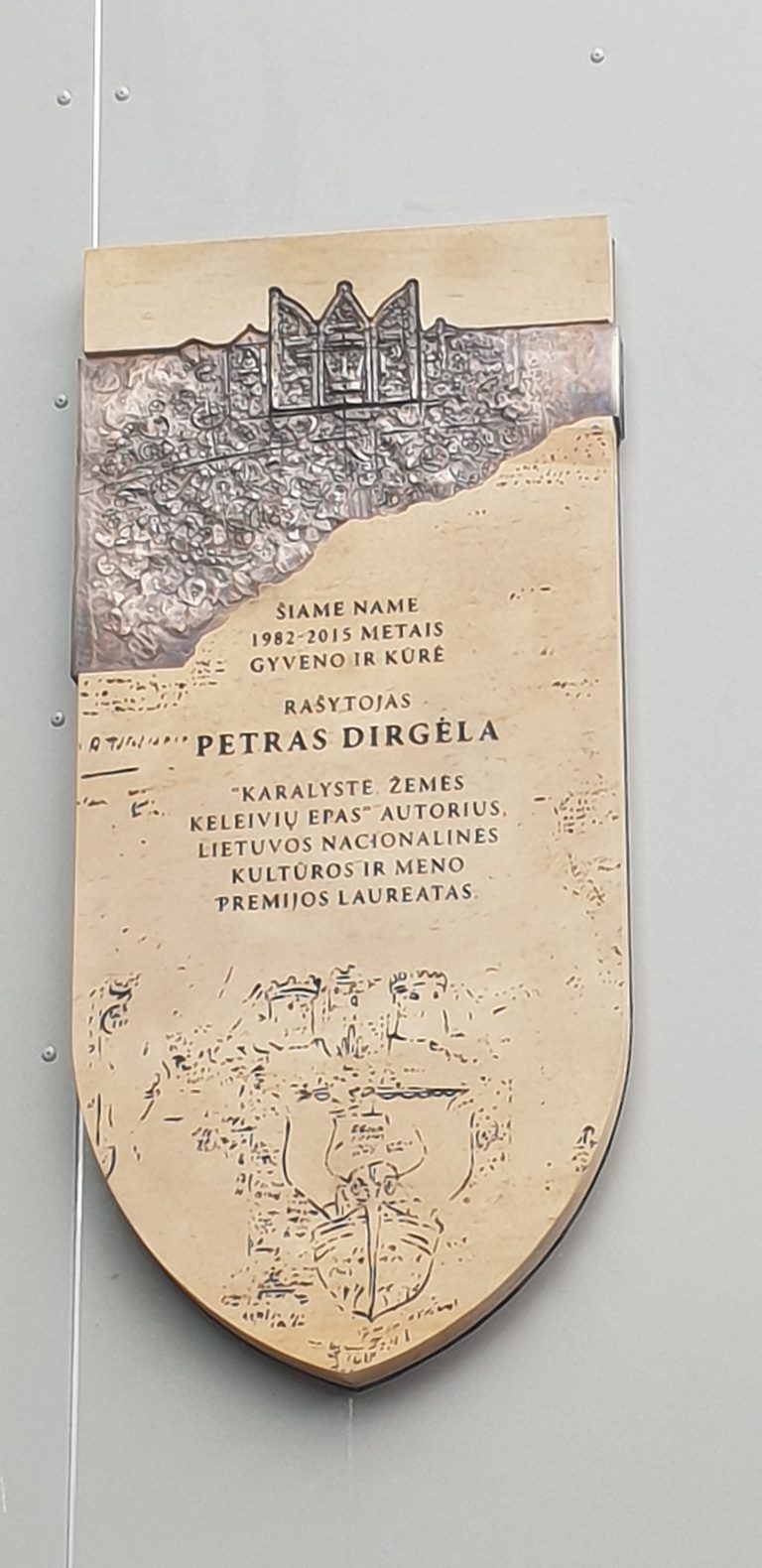 Vilniuje atidengta atminimo lenta rašytojui Petrui Dirgėlai