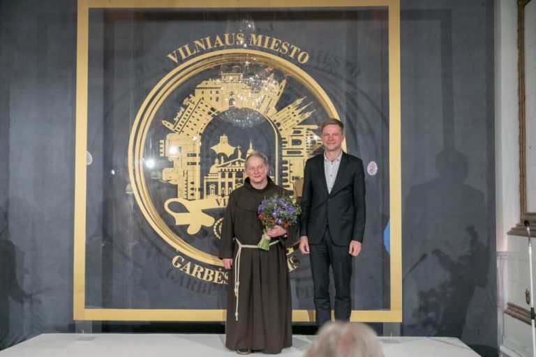 Rašytojui Juliui Sasnauskui įteiktos Vilniaus garbės piliečio regalijos