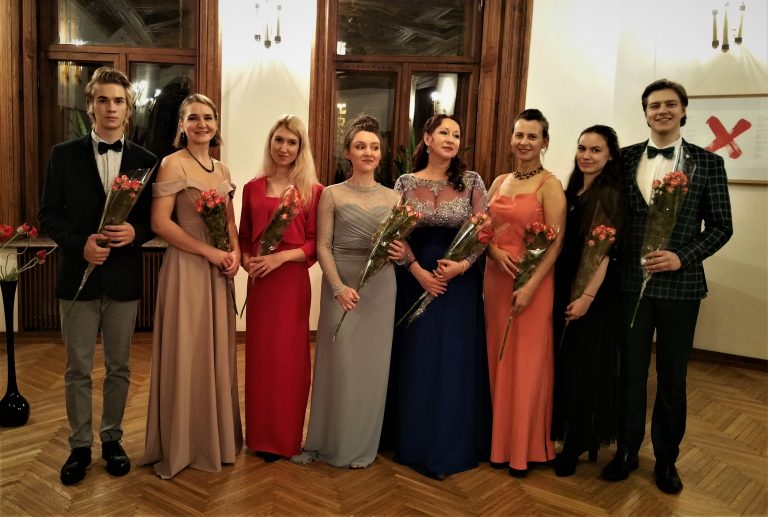 Akimirkos iš Julijos Stupnianek-Kalėdienės ir jos studentų koncerto „Dedikacija Vytautui Laurušui“