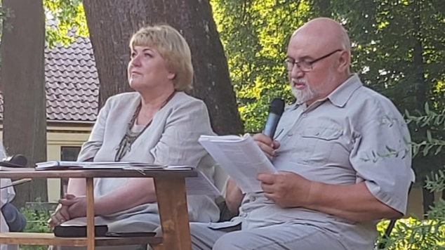 Jurbarko rajono savivaldybės apdovanojimai skirti rašytojams Violetai Šoblinskaitei bei Gasparui Aleksai